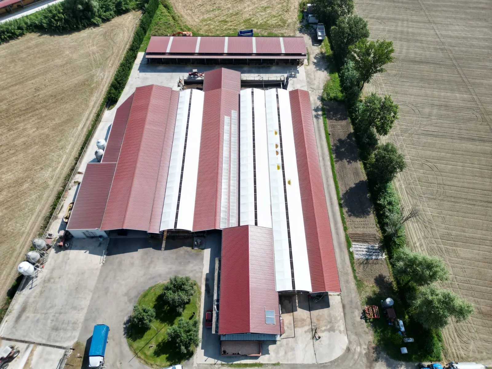 Vista aerea delle stalle di Masseria Cilentana e dei campi intorno