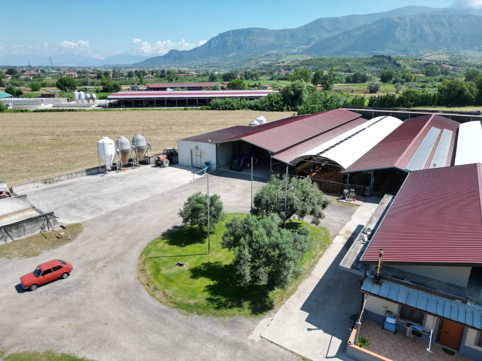 Masseria Cilentana vista dall'alto: le stalle, il cortile e le colline sullo sfondo